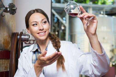 阿拉伯語(yǔ)醫(yī)生收到了工資日的概念。 穆斯林醫(yī)生在辦公室里數(shù)美元。 阿拉伯醫(yī)生持有金錢(qián)醫(yī)療咨詢。 醫(yī)院概念。 健康的概念。 醫(yī)療保健相似素材圖片第13頁(yè)-攝圖新視界